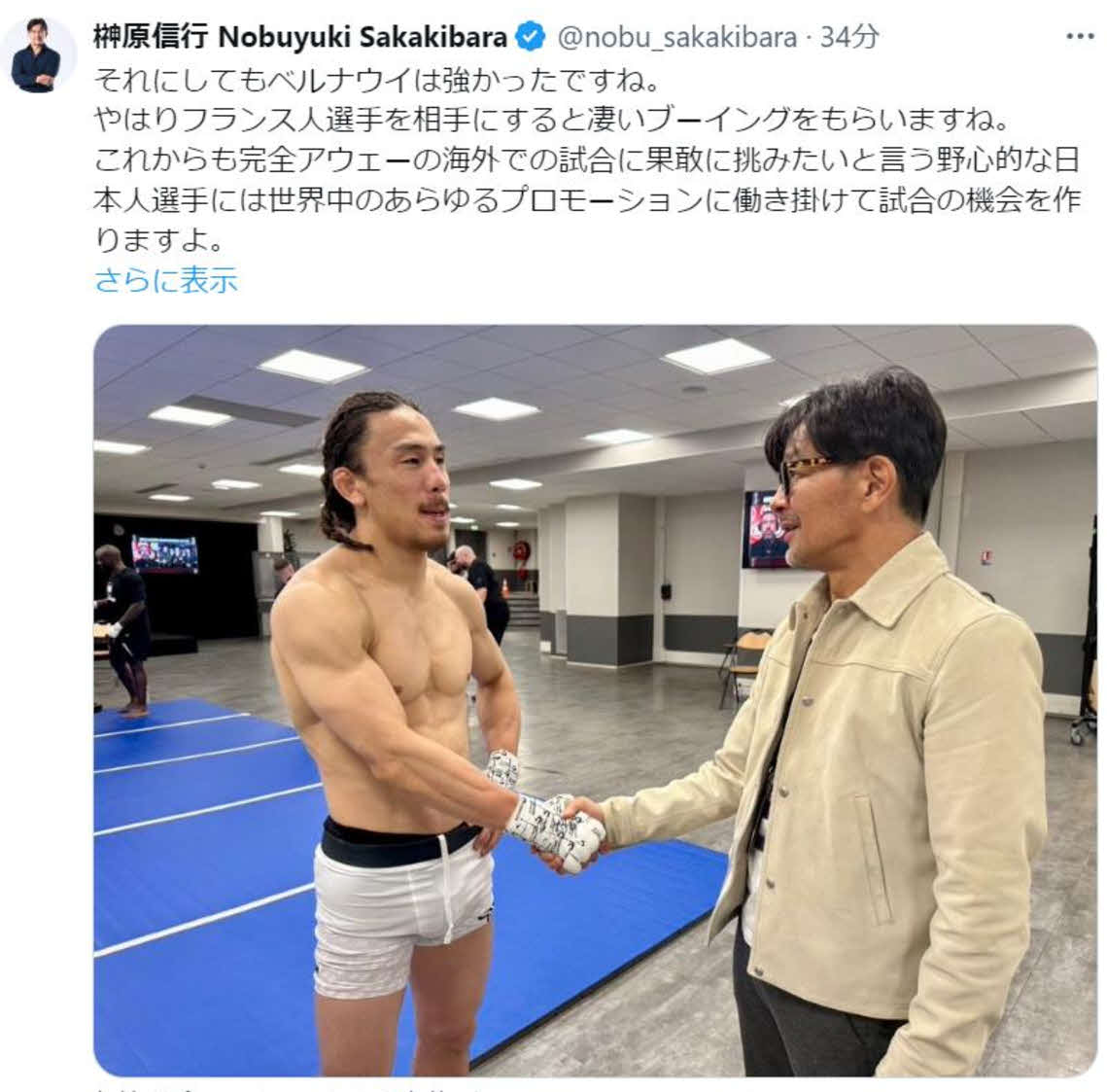 試合後の控室で矢地祐介と握手するRIZIN榊原信行CEO。Xに「これからも海外での試合に挑みたいという日本人選手には世界中のプロモーションに働き掛けて試合の機会を作ります」と記した