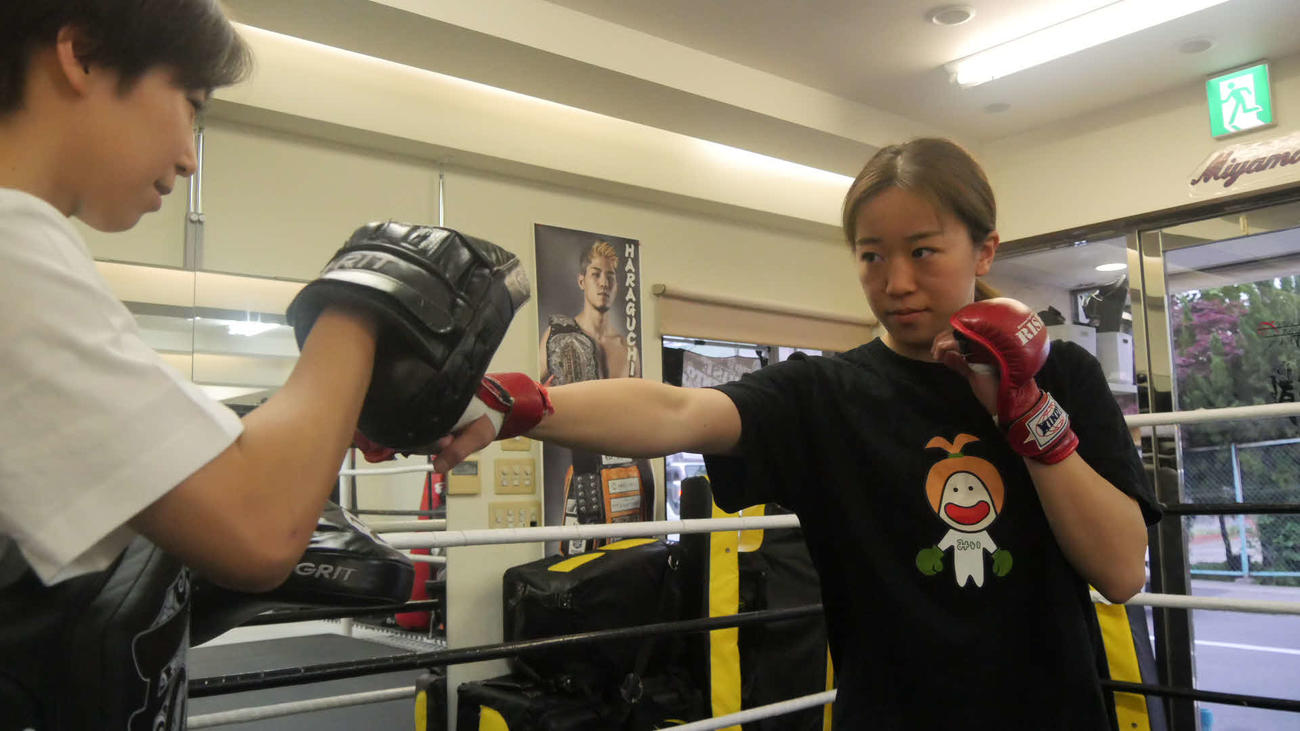 公開練習で同門坂田実優の持つミットにパンチを打ち込む小林愛理奈（C）RISE