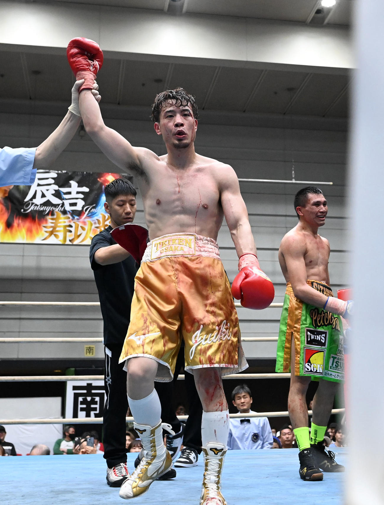 ボクシング】辰吉寿以輝8回判定勝利 2度目の対サウスポー戦に父・丈