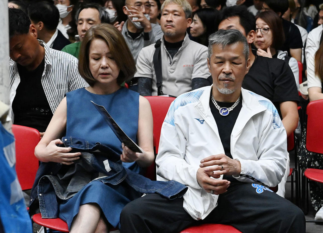 辰吉寿以輝対チャイワット・ブアトクラトック　観戦する辰吉丈一郎氏（右）とるみ夫人（撮影・前岡正明）