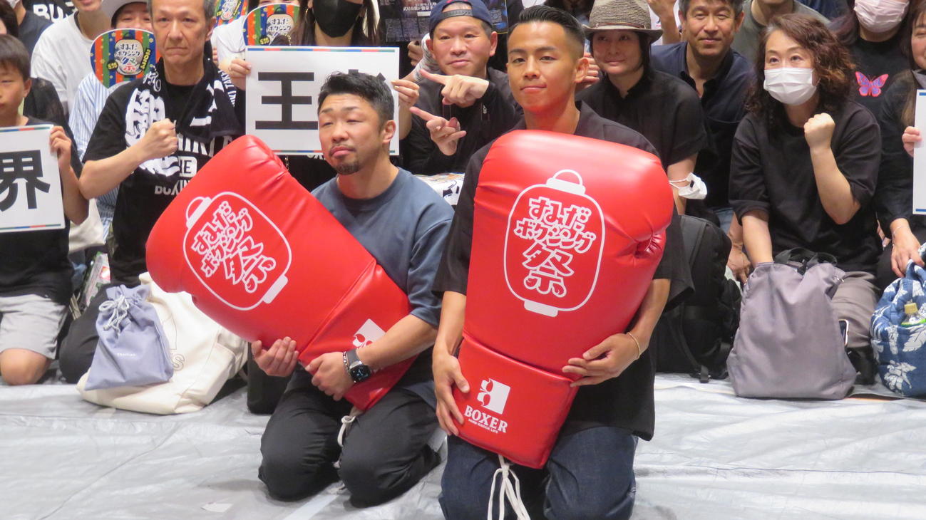 すみだボクシング祭りでトークイベントを行ったWBO世界バンタム級王者武居由樹（右）と八重樫東トレーナー