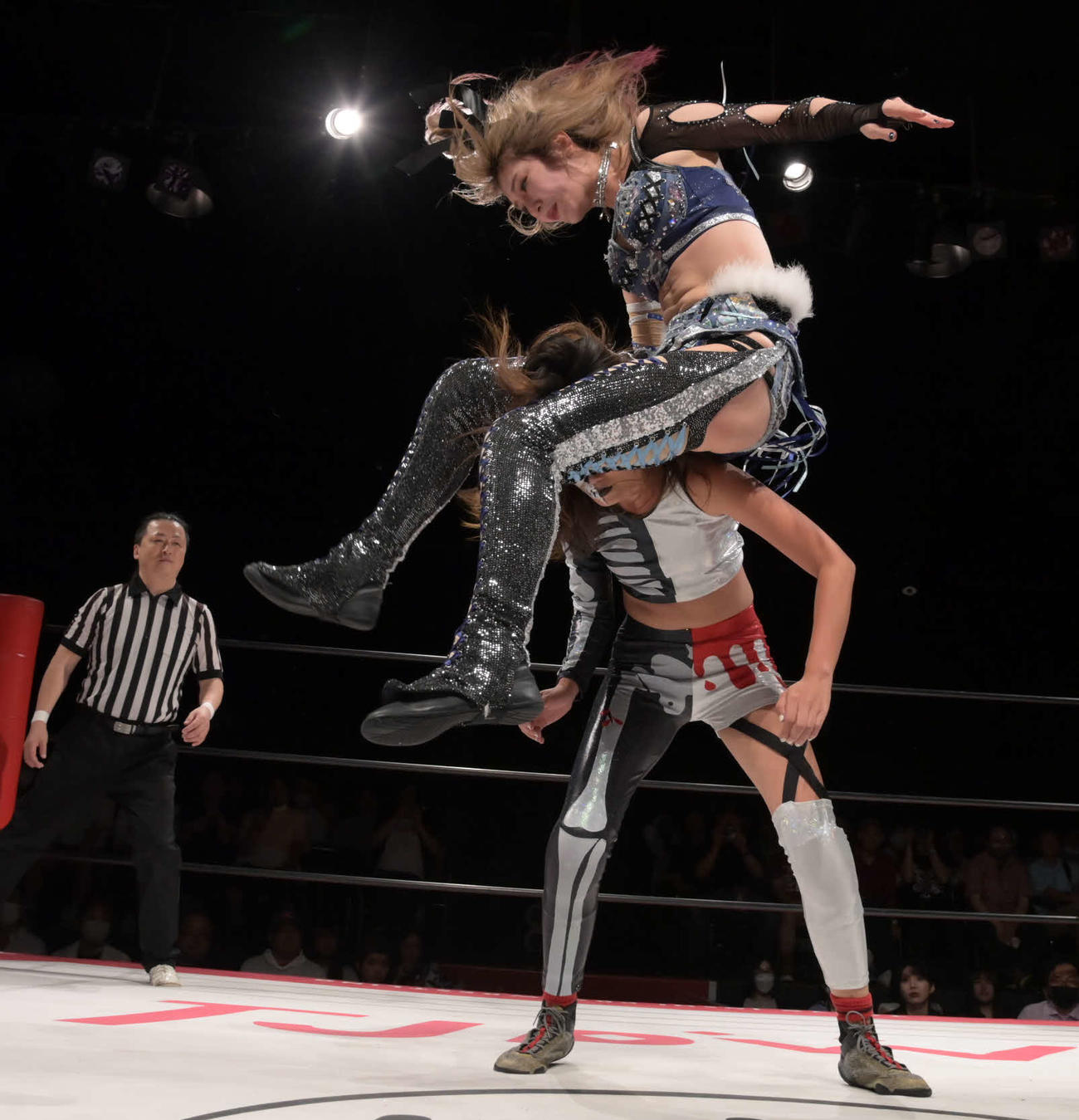 東京女子プロレス　アレクシスにフェイマサーを決める上福ゆき（東京女子プロレス提供）