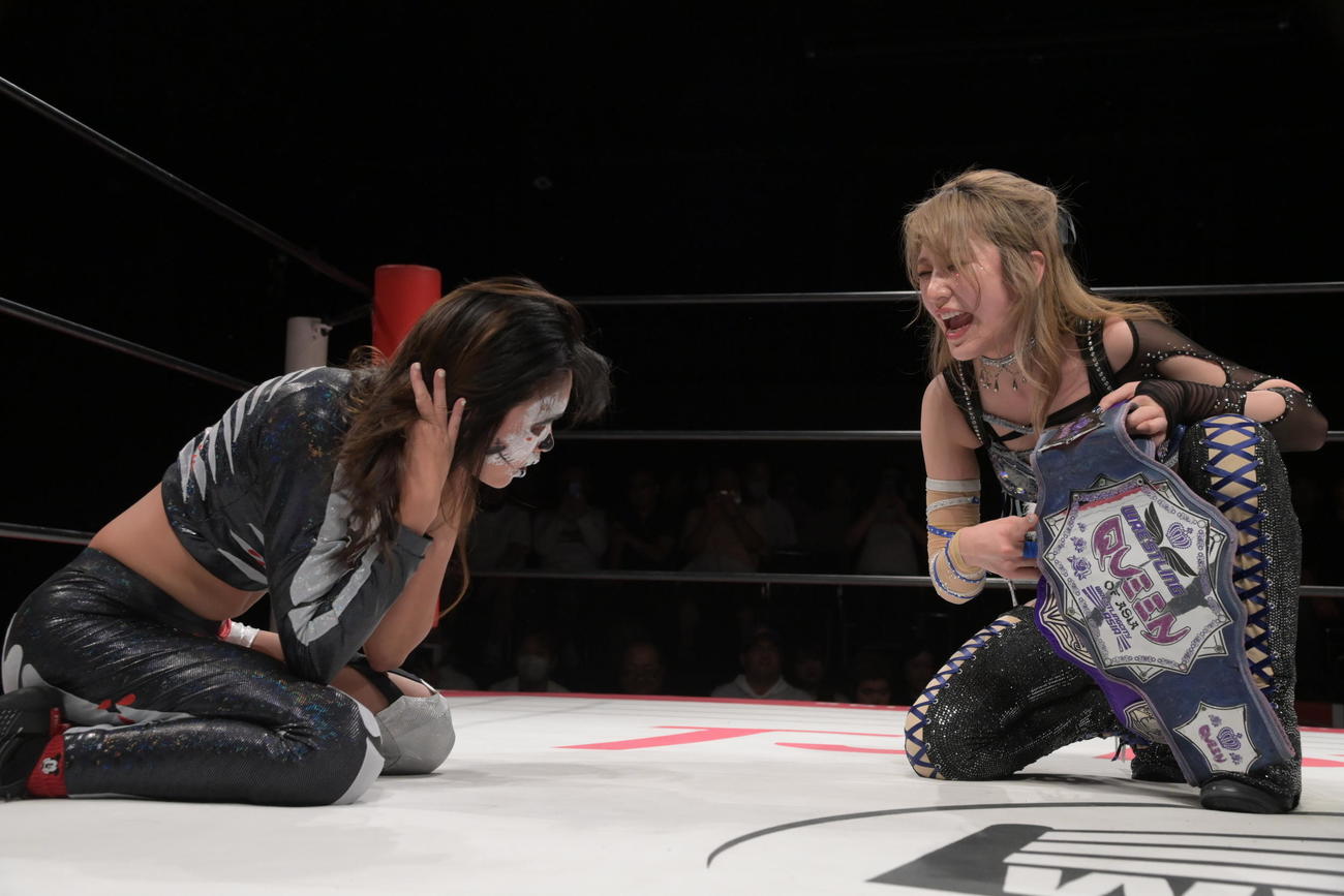 東京女子プロレス　アレクシスにベルトをアピールする上福ゆき（東京女子プロレス提供）
