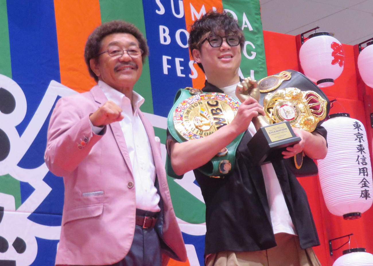 具志堅用高氏とトークショーに臨んだWBAスーパー、WBC世界ライトフライ級王者寺地拳四朗