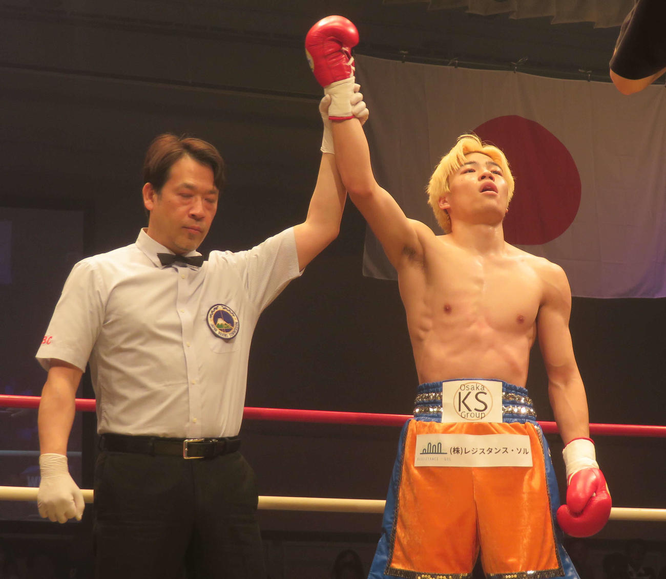 47秒殺でプロ初KO勝ちを飾った菊池音央（右）