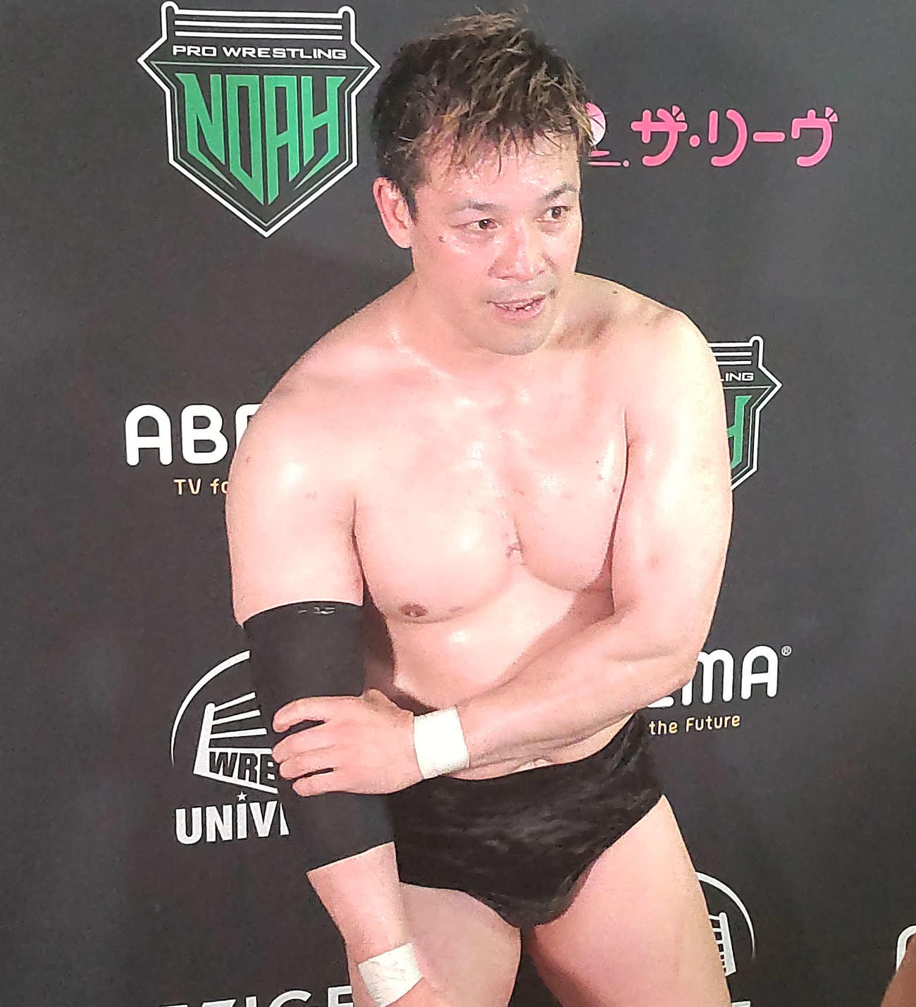 潮崎豪は大岩陵平に痛めつけられた右腕をさすりながら、大岩の頑張りをたたえた