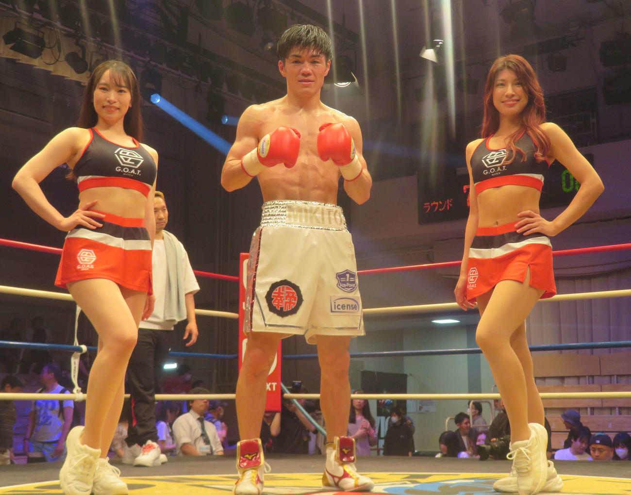 サタポーンを7回TKO撃破し、メインを締めくくった日本フェザー級7位中野幹士（中央）