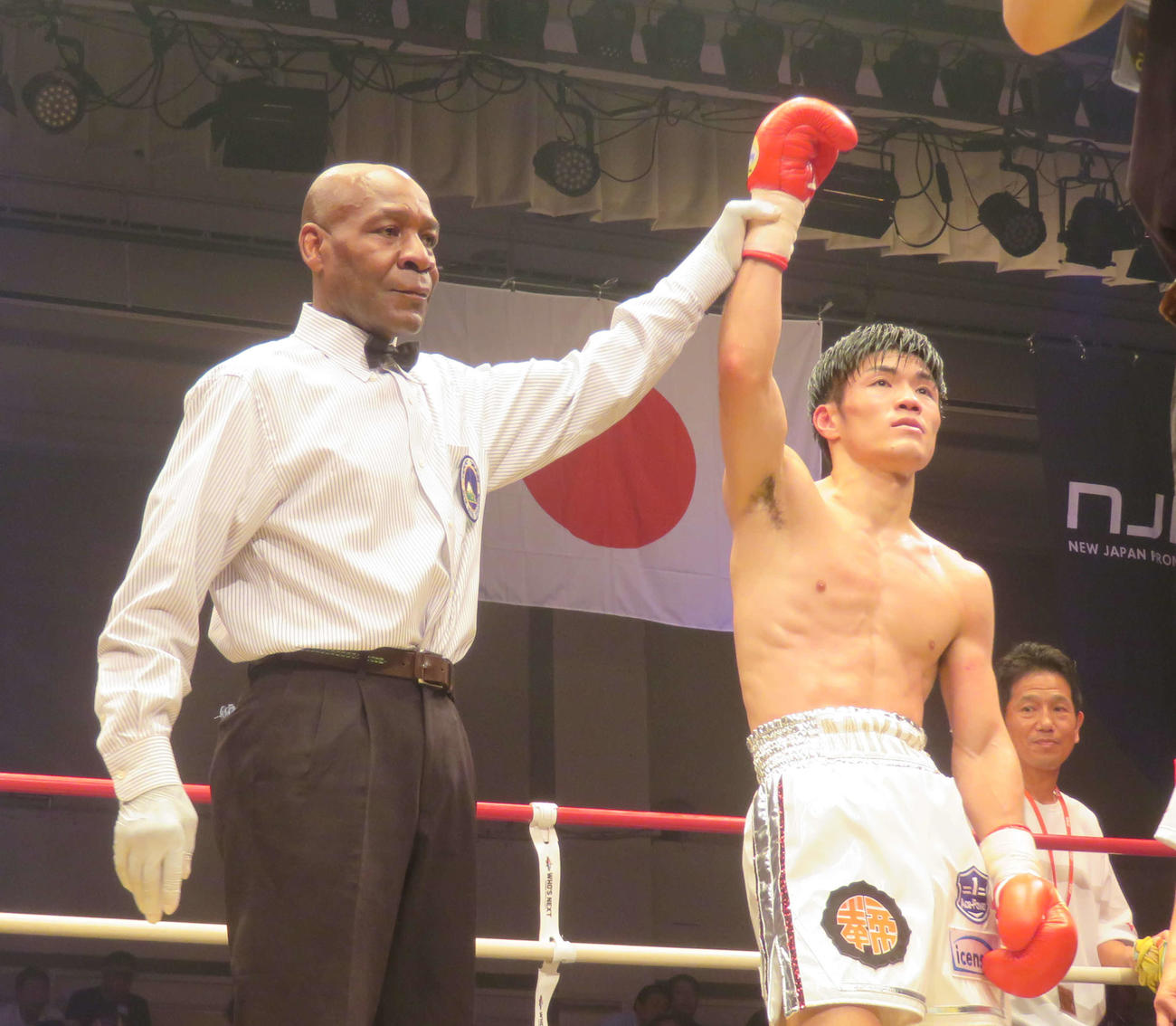 メインで7回TKO勝利で飾り、勝ち名乗りを受けた日本フェザー級7位中野幹士（右）