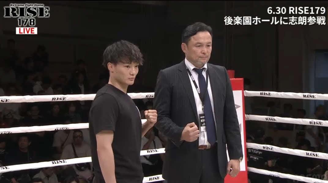 RISE伊藤代表とともにリングであいさつしたRISE世界バンタム級王者の志朗（左）（C）ABEMA（C）RISE