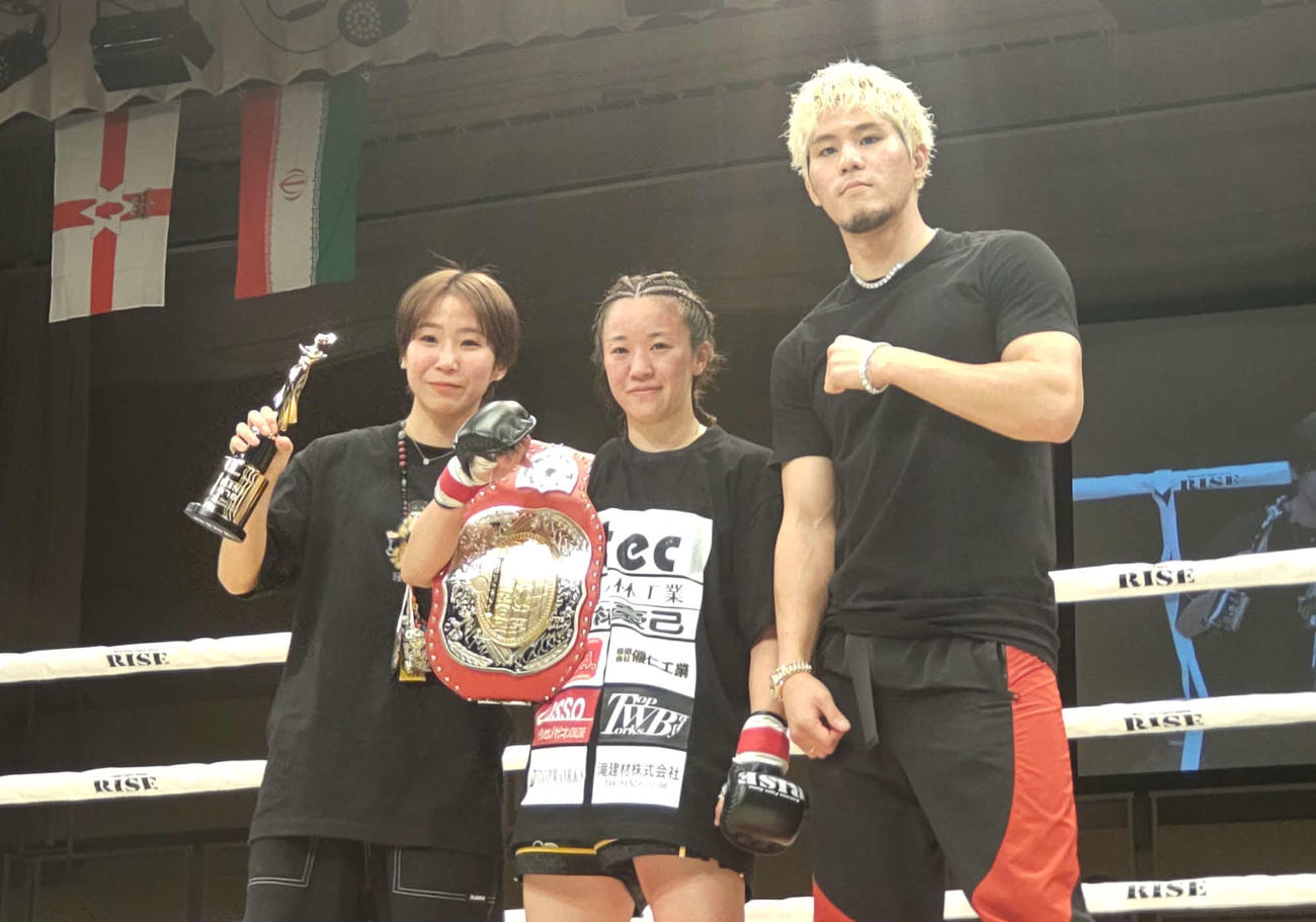 所属ジムの代表、原口健飛（右）、盟友・坂田実優（左）とともに笑顔をみせる小林愛理奈