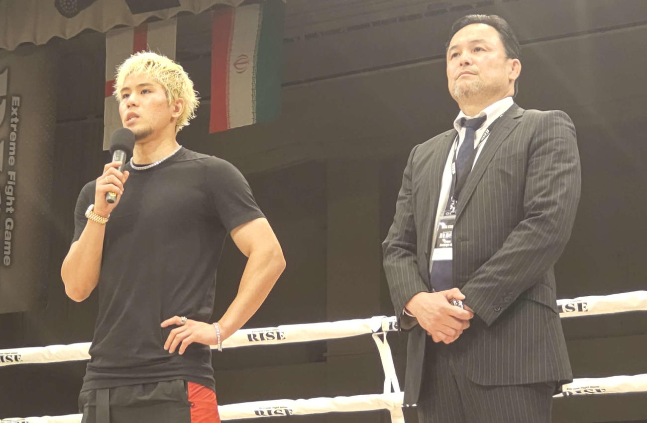 RISE伊藤代表（右）とともに、3度目のペッチ戦へ意気込みを語る原口健飛