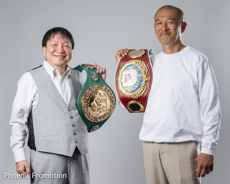 WBCダイヤモンドベルトを手にする大橋ジムの大橋秀行会長（左）とWBOベルトを持つキックジムのパワー・オブ・ドリーム古川誠一会長（大橋ジム提供）