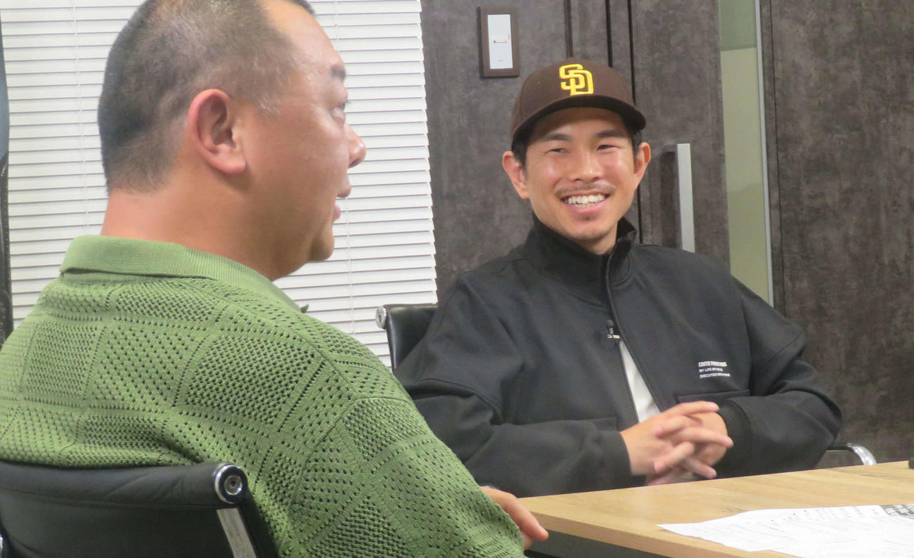 親交の深いTKO木下（左）とABEMAボクシングユーチューブチャンネルでファンの質問に答えるWBA世界スーパーフライ級王者井岡一翔