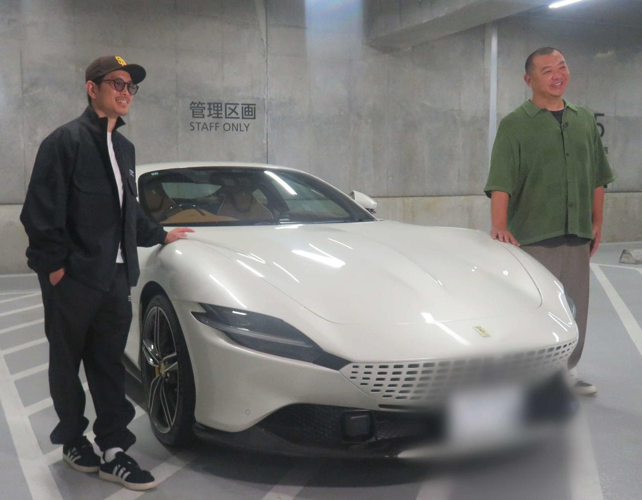 TKO木下（右）に購入したばかりの新車フェラーリ・ローマをお披露目したWBA世界スーパーフライ級王者井岡一翔（一部加工）