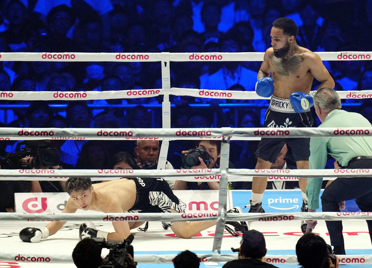 1回、ネリにダウンを奪われる井上尚（024年5月6日撮影）