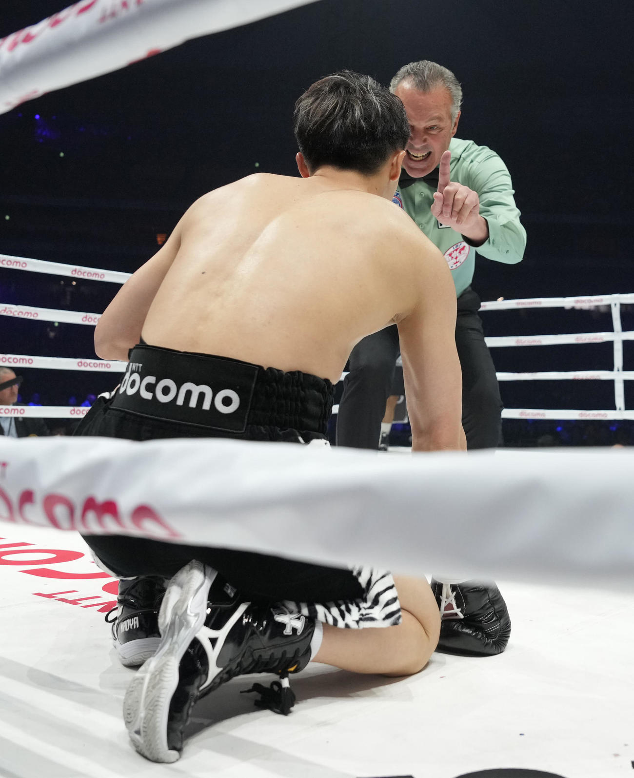 1回、ネリのパンチを食らいダウンした井上尚（2024年5月6日撮影）