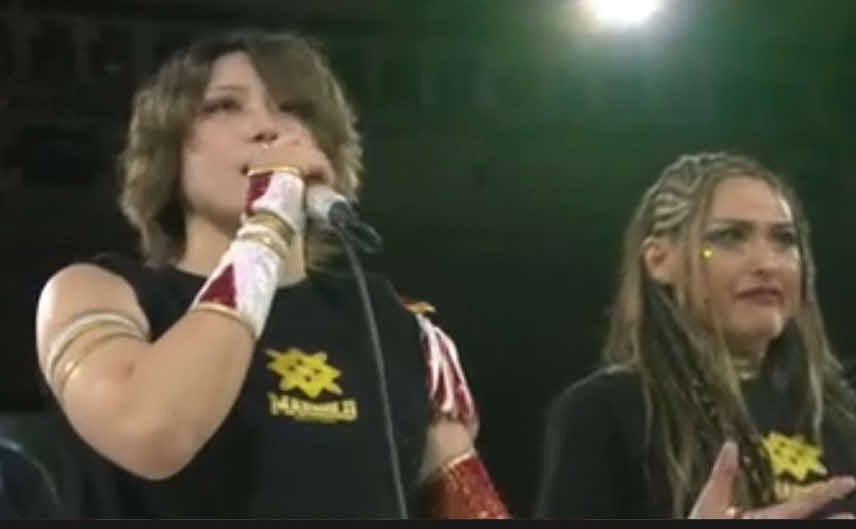 旗揚げ大会でファンにあいさつする林下詩美、右はジュリア（C）WRESTLE UNIVERSE（C）マリーゴールド