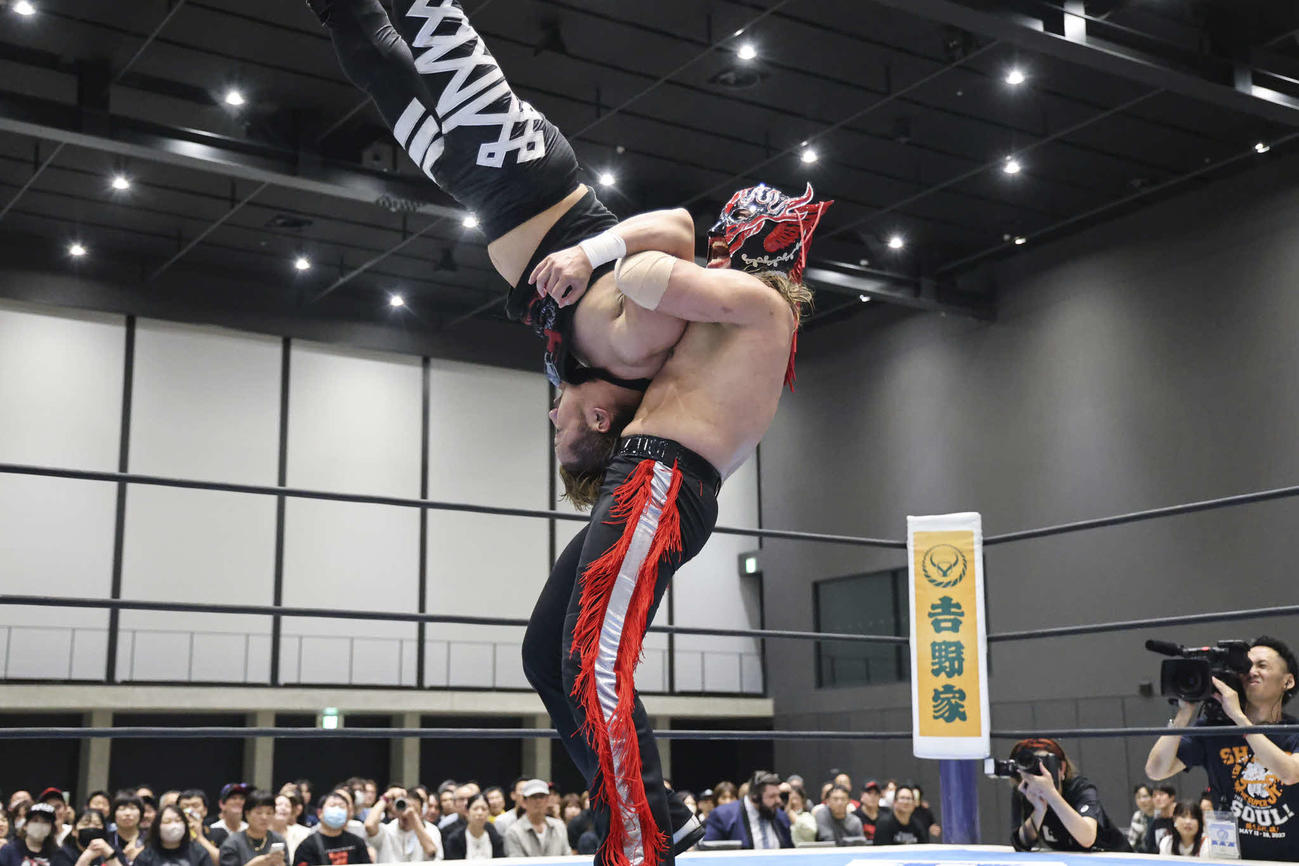 金丸にピンチェ・ロコを仕掛けるデスペラード（写真提供・新日本プロレス）