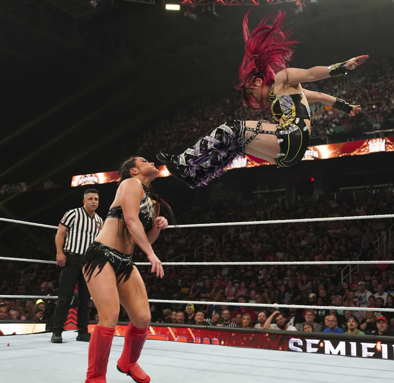 ライラ・バルキュリア（左）にミサイルキックを決めるイヨ・スカイ（C）WWE