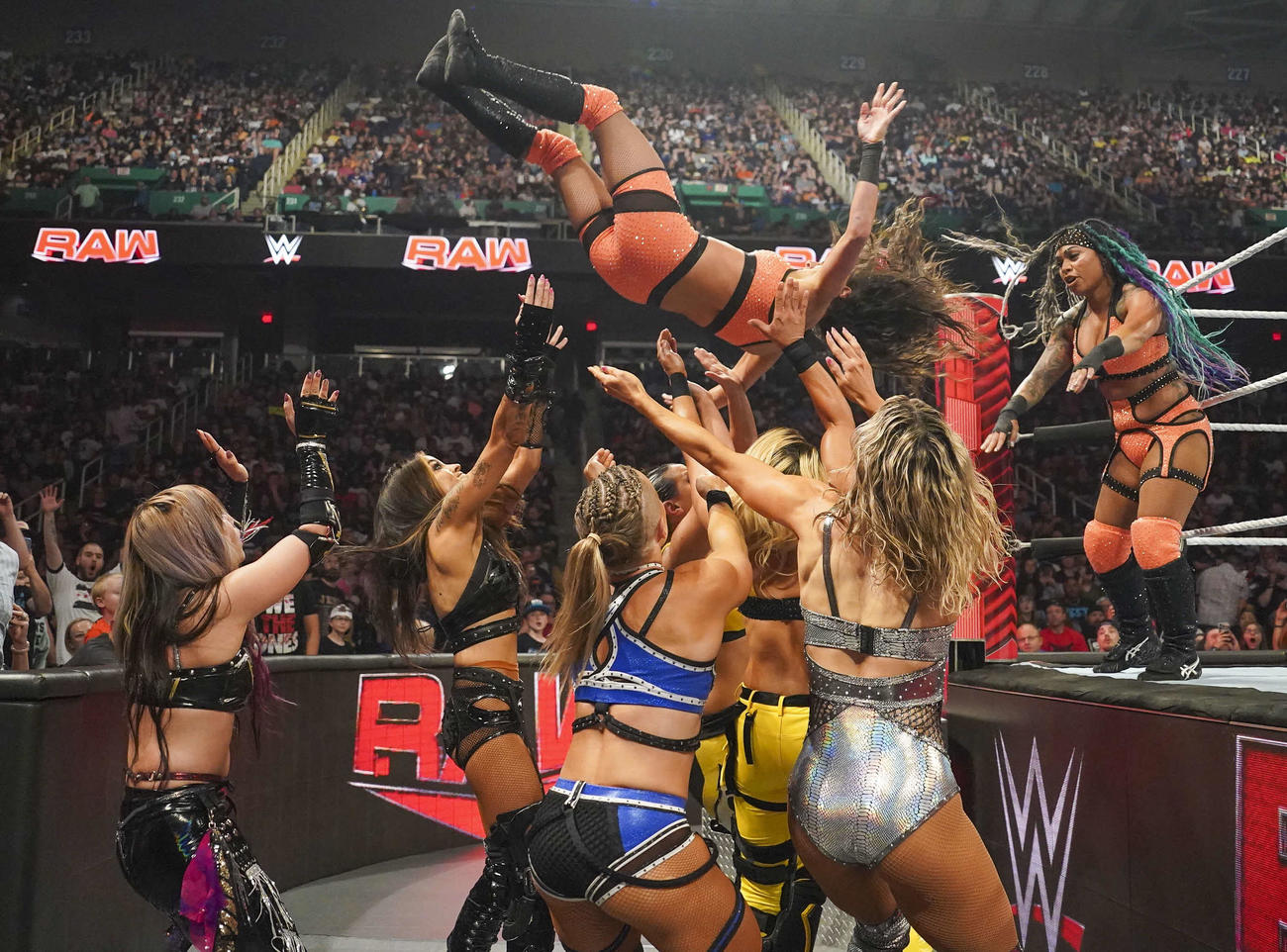 4WAY形式WWE女子タッグ挑戦者決定戦に出場したカイリ・セイン（左端）とダコタ・カイ（同2番目）組（C）WWE