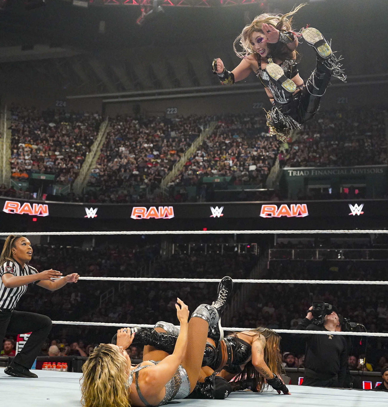 マキシン・デュプリ（下）に向けてインセインエルボーを狙うカイリ・セイン（C）WWE