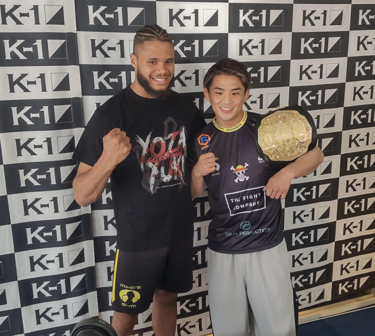たまたま旅行で来日していたGLORYウエルター級王者チコ・クワシ（左）が親友与座優貴の会見に登場し、仲良く記念写真