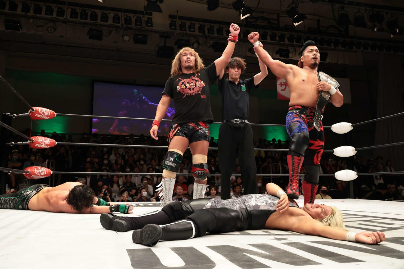 新日本プロレスの内藤哲也＆鷹木信悟（右）はジェイク・リー（左奥）とタダスケ（手前）をたたきのめした（C）NOAH