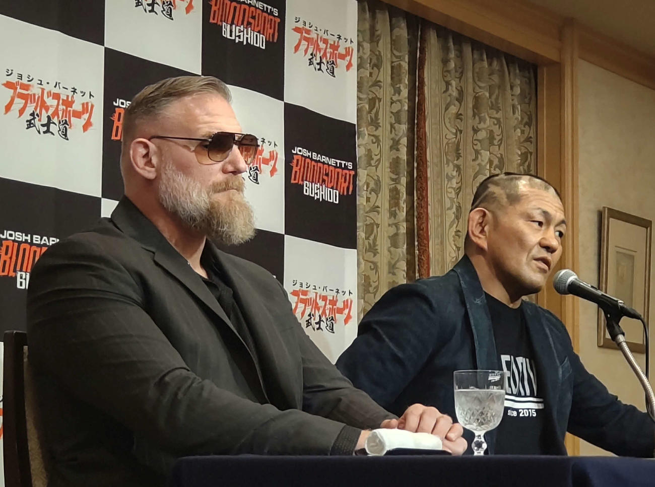 ジョシュ・バーネット（左）（2024年撮影）