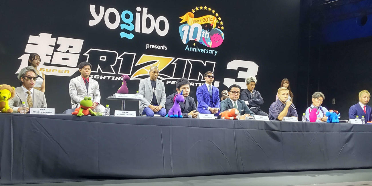 会見に出席した（前列左から）神龍誠、斎藤裕、榊原信行CEO、扇久保博正、皇治、久保優太（後列左から）鈴木博昭、所英男、YA－MAN、ヒロヤ