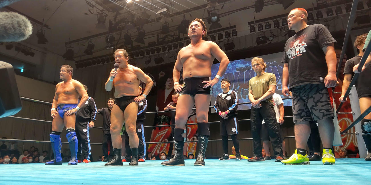 全試合終了後、ファンにあいさつする（前列左から）永田裕志、藤波辰爾、LEONAら