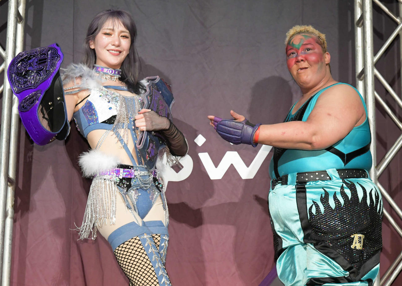 東京女子プロレス　アジャコング（左）とのタッグで勝利した上福ゆき（東京女子プロレス提供）