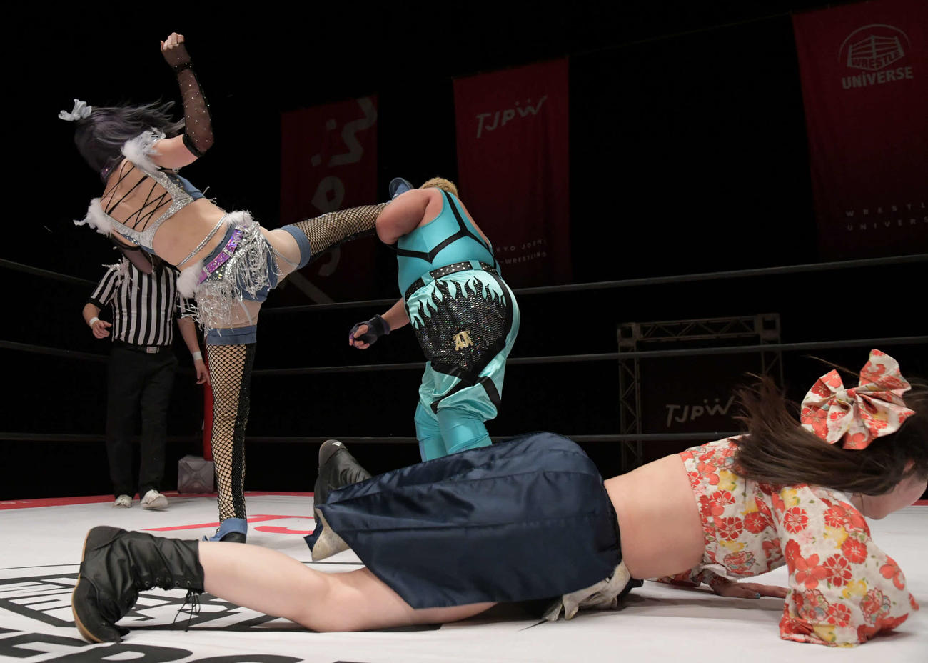東京女子プロレス　アジャコングにビッグブーツを誤爆させてしまった上福ゆき（東京女子プロレス提供）