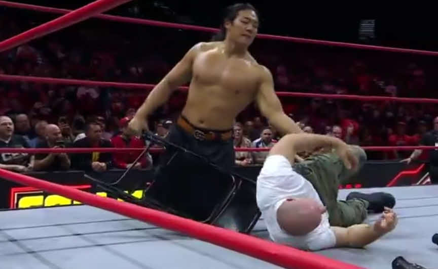 モクスリーの左腕をパイプイスで痛めつけようとする竹下幸之介（AEW公式Xから）