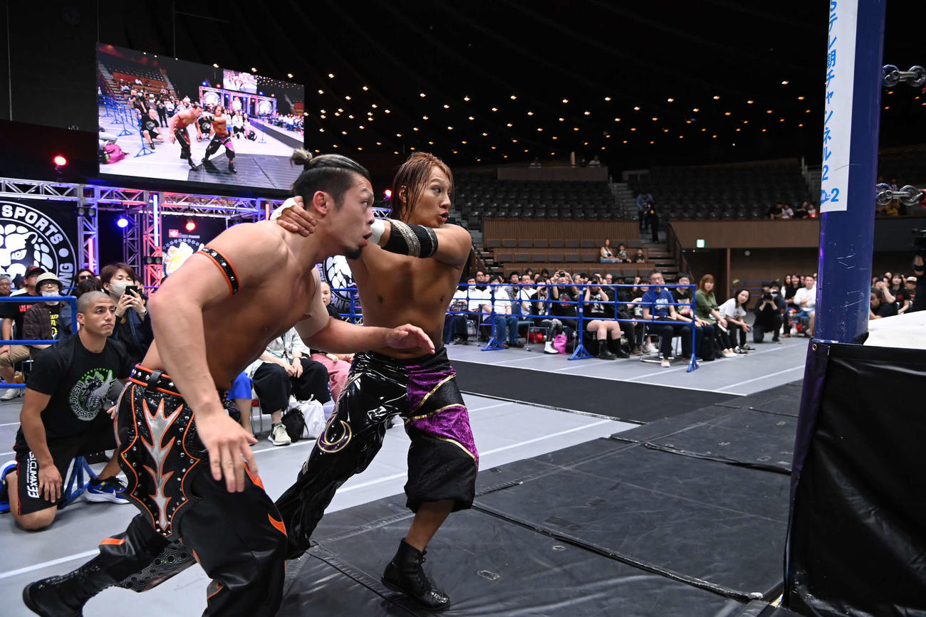場外で藤田晃生を痛めつけるHAYATA（右）（写真提供・新日本プロレス）