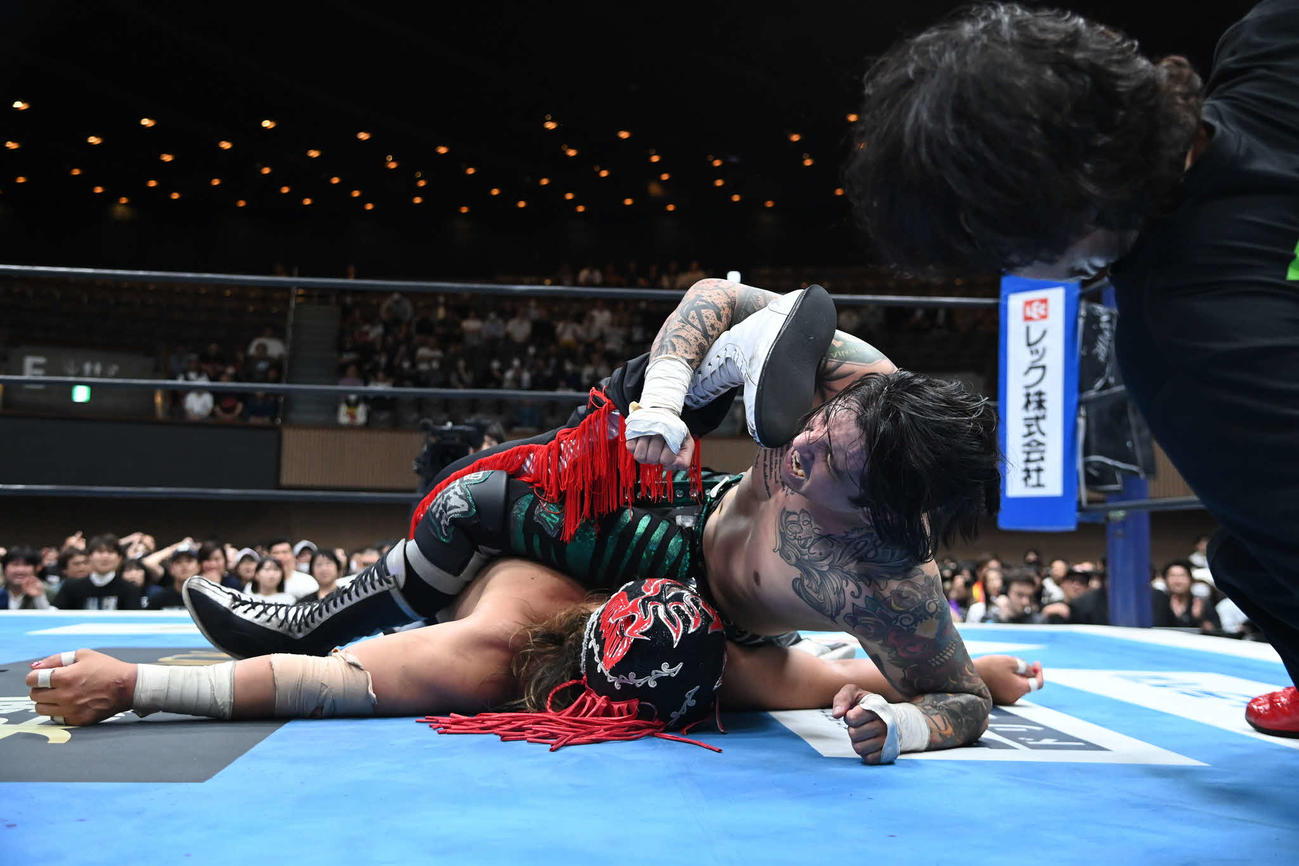 デスペラードから3カウントを奪ったTJP（右）（写真提供・新日本プロレス）