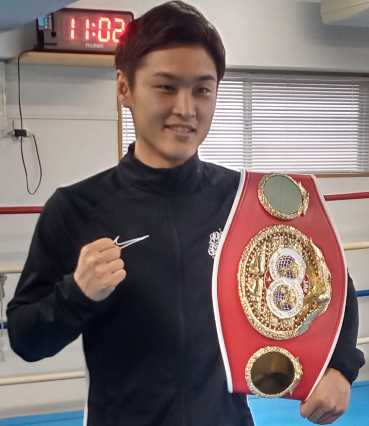 真新しいベルトを披露するIBF世界バンタム級王者の西田凌佑(撮影・実藤健一)