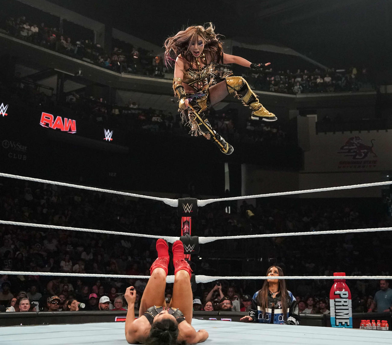 ライラ・バルキュリア（下）に向け、インセンエルボーを狙うカイリ・セイン（C）WWE