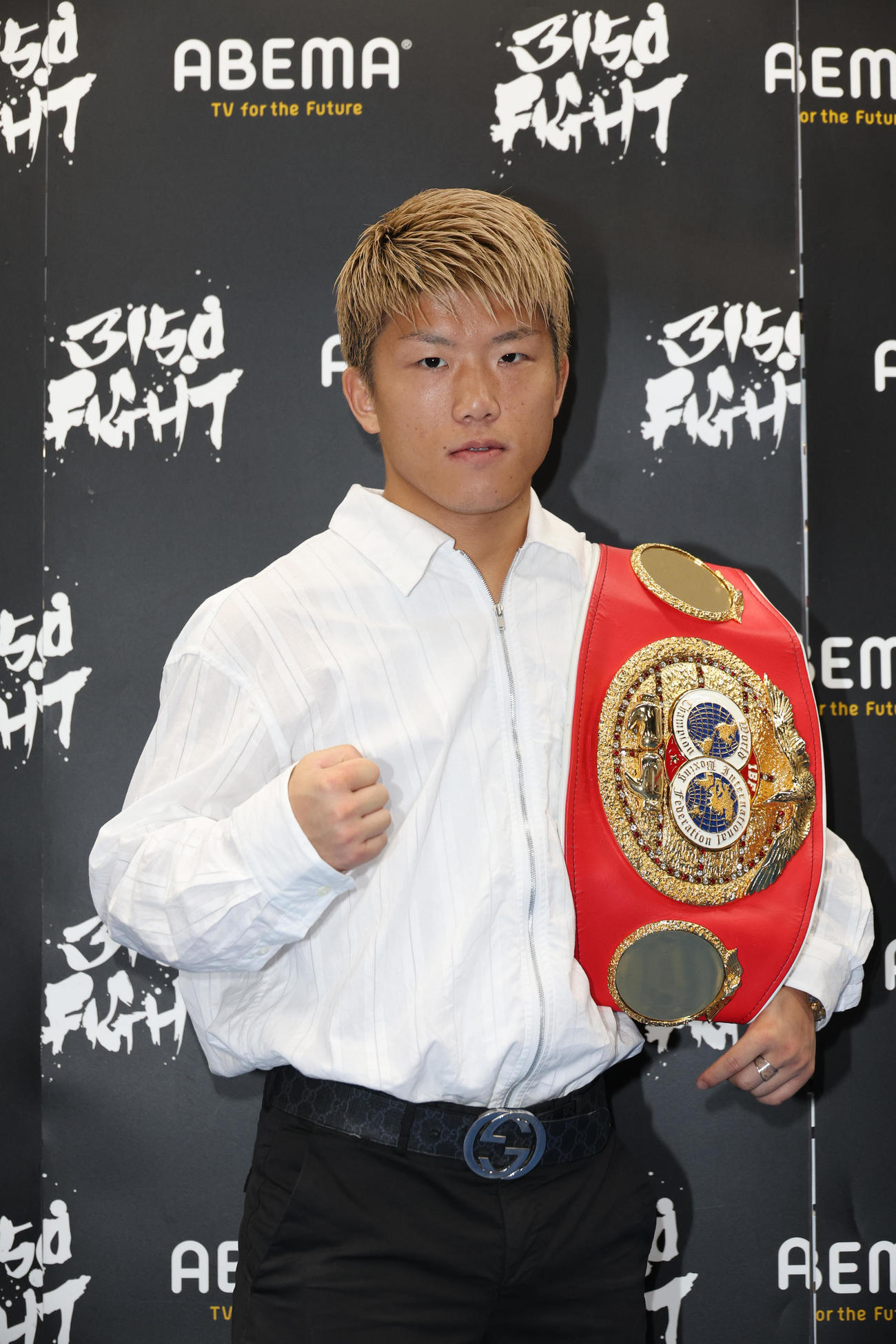 会見後にポーズを決めるIBF世界ミニマム級王者重岡（撮影・中島郁夫）