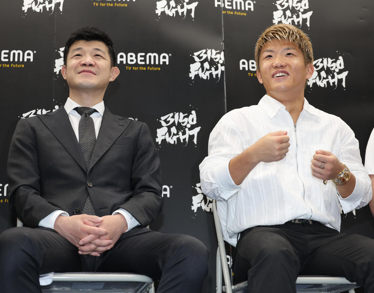 会見を行う亀田ファウンダー（左）と重岡（撮影・中島郁夫）