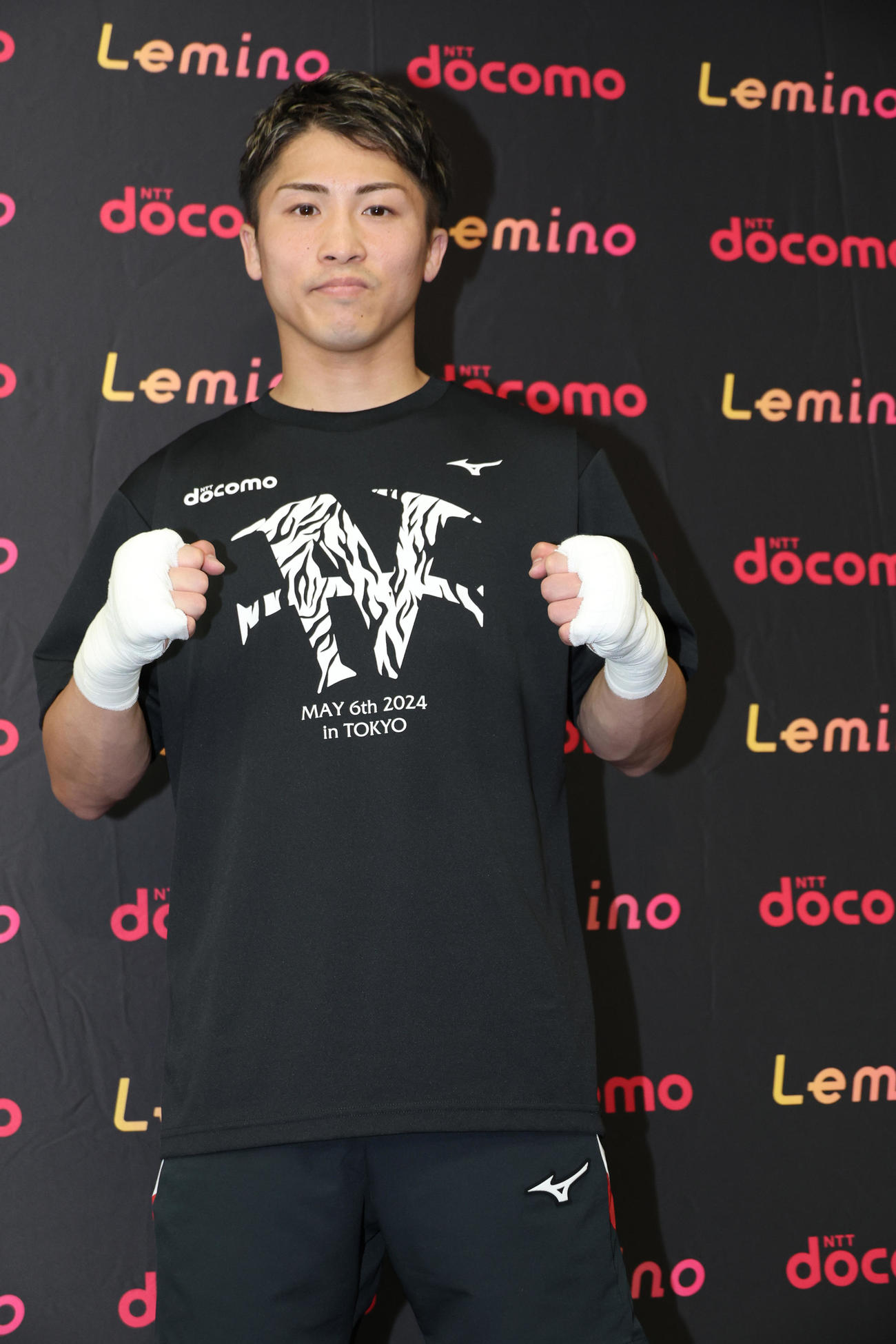 ファイティングポーズする井上（撮影・中島郁夫）