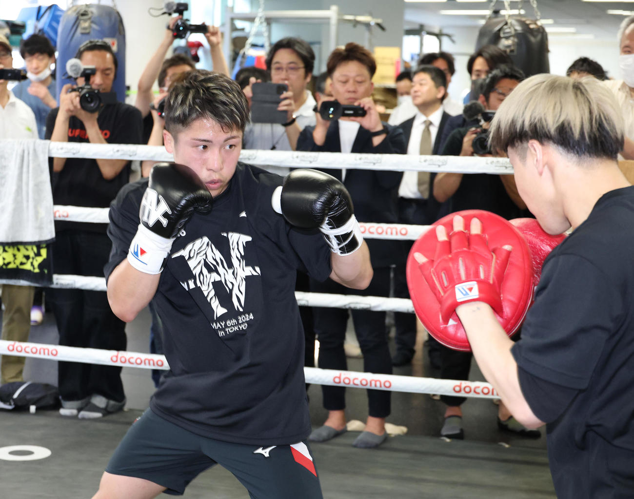 東京ドームでの試合を終え始動する井上。ミット打ちを公開した（撮影・中島郁夫）