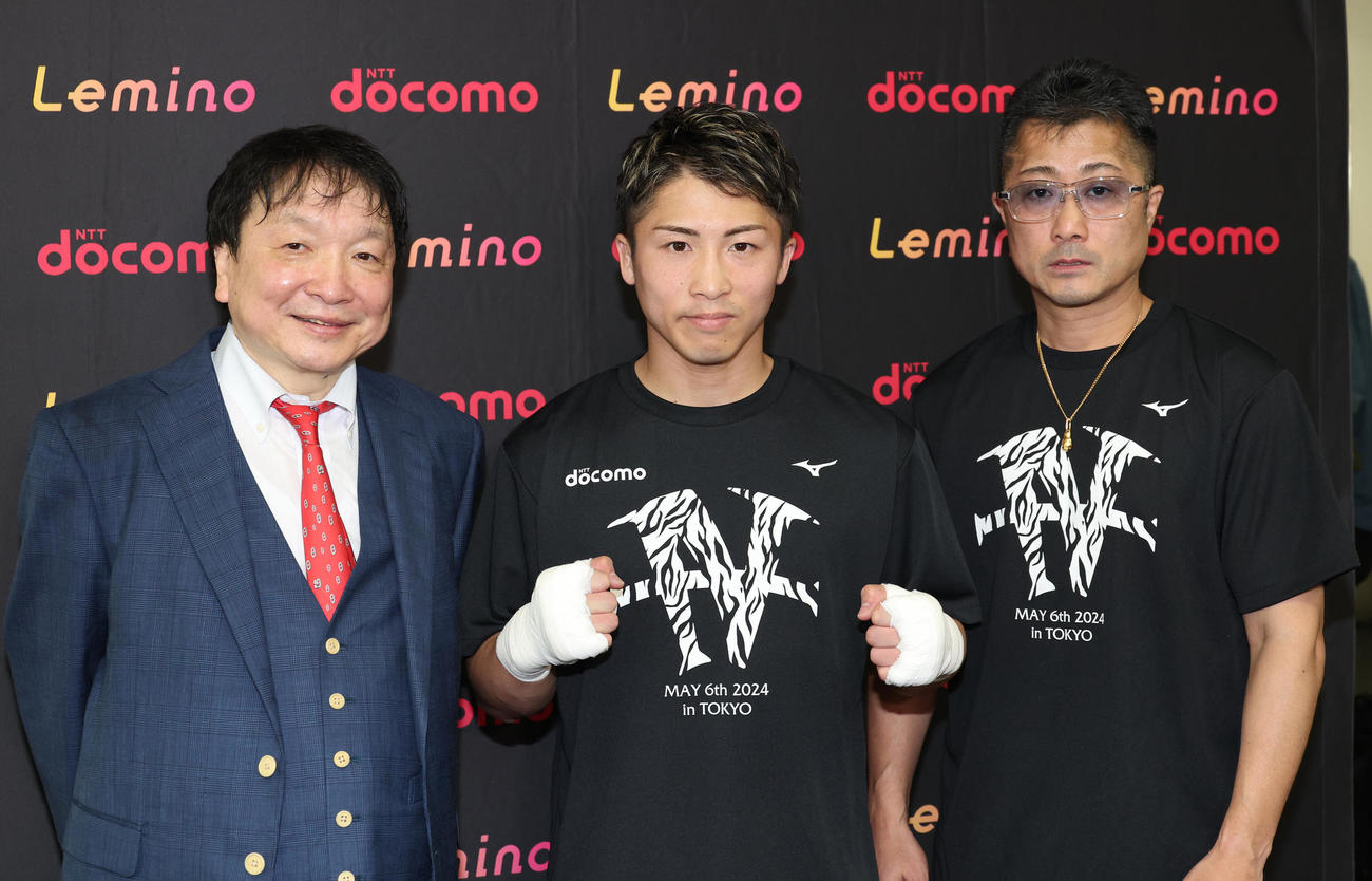 記念撮影する左から大橋秀行会長、井上尚弥、父井上真吾トレーナー（撮影・中島郁夫）