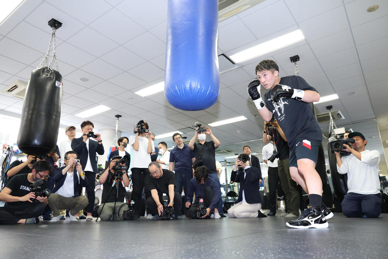 東京ドームでの試合を終え始動する井上。ジムの中にサンドバッグをたたく音が響いた（撮影・中島郁夫）
