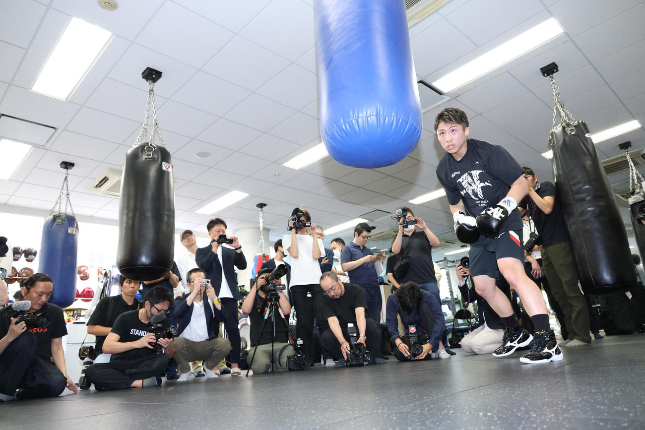 東京ドームでの試合を終え始動する井上。ジムの中にサンドバッグをたたく音が響いた（撮影・中島郁夫）