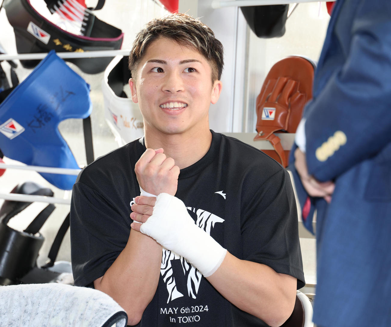 東京ドームでの試合を終え笑顔で始動する井上（撮影・中島郁夫）