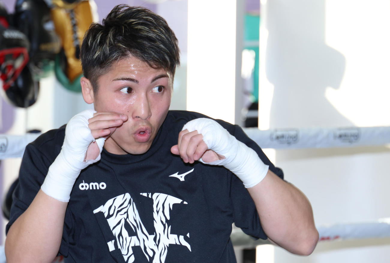 東京ドームでの試合を終え始動する井上。シャドーボクシングを公開した（撮影・中島郁夫）