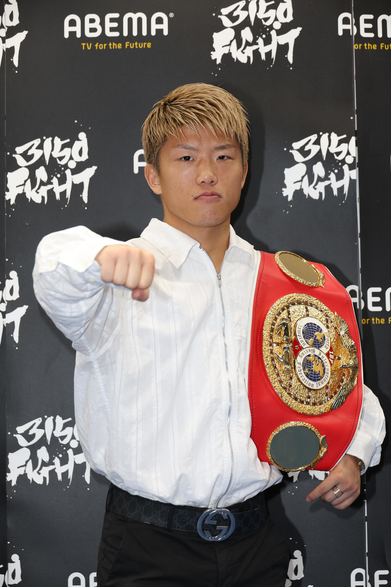 会見後にポーズを決めるIBF世界ミニマム級王者重岡（撮影・中島郁夫）
