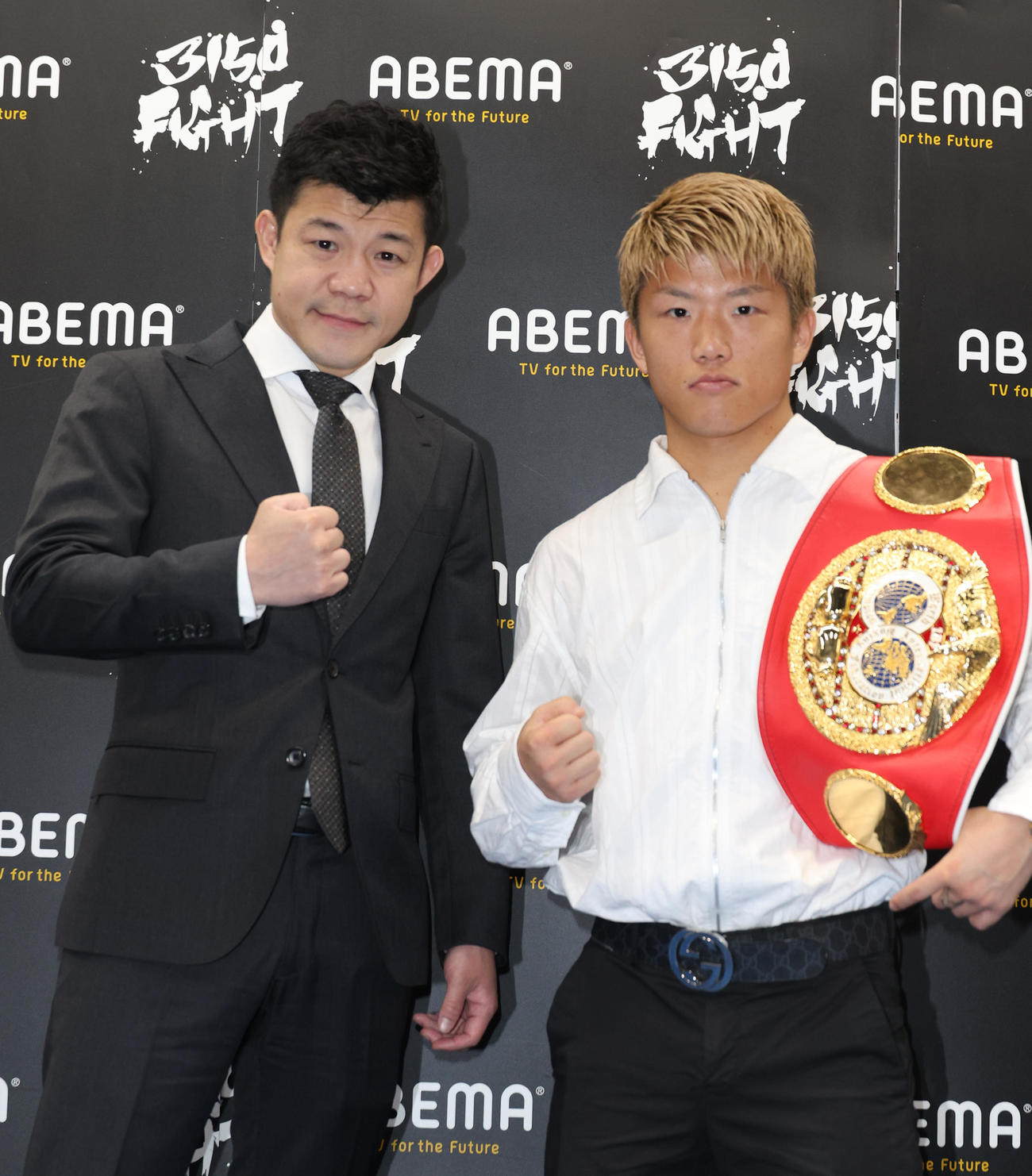 会見後、亀田ファウンダー（左）とポーズを決めるIBF世界ミニマム級王者重岡（撮影・中島郁夫）