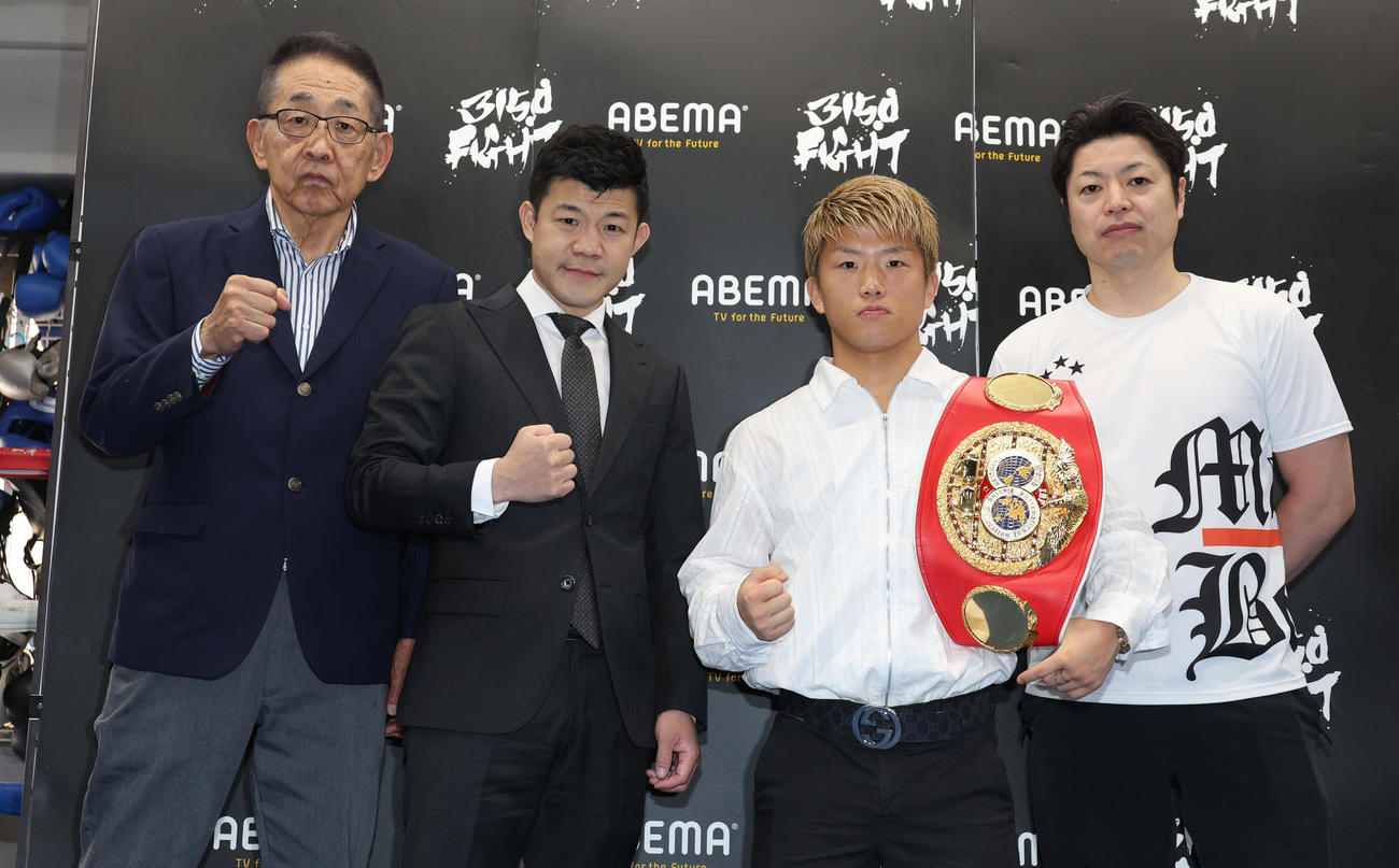 記念撮影する左から渡辺会長、亀田ファウンダー、重岡、町田トレーナー（撮影・中島郁夫）