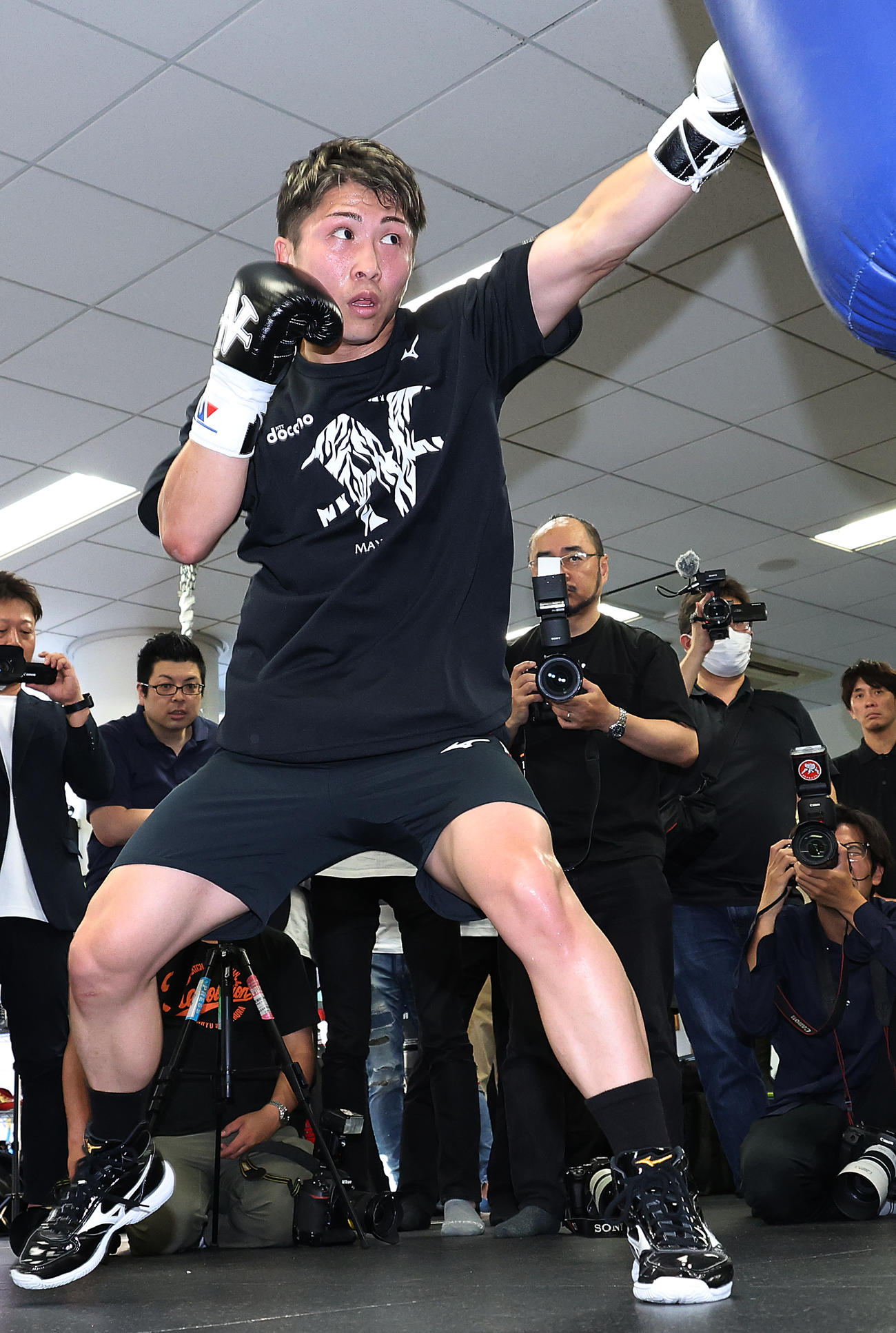 6日のネリ戦から本格的な練習を再開し、サンドバッグを打ち込む井上尚（撮影・中島郁夫）